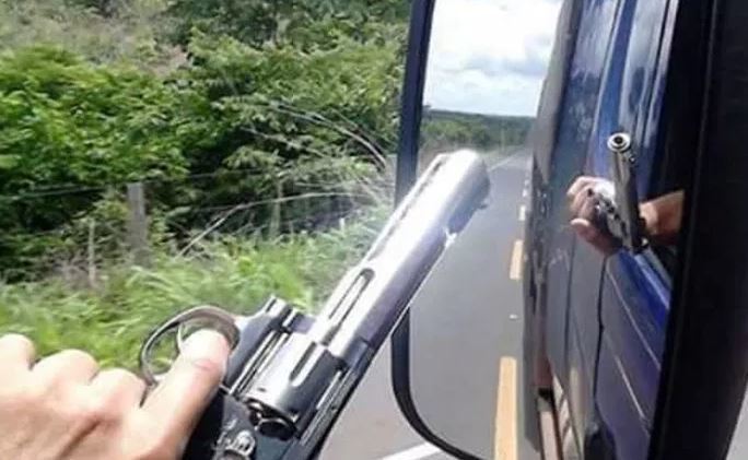 Un camionero brasileño con un arma