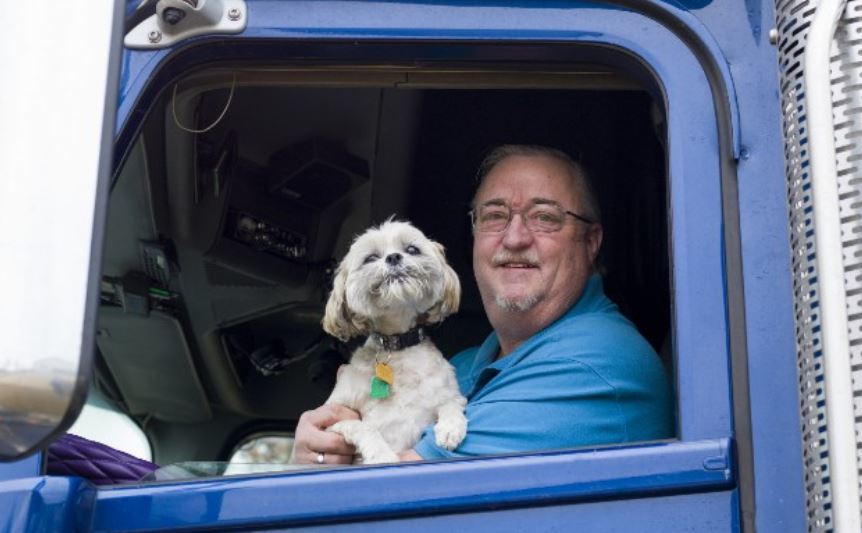 Imagen de un camionero en viviendo en la cabina