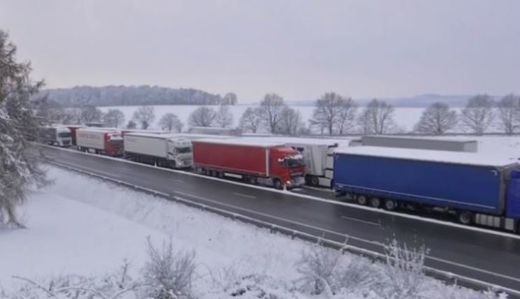 Camioneros detenidos en la autopista por la nieve