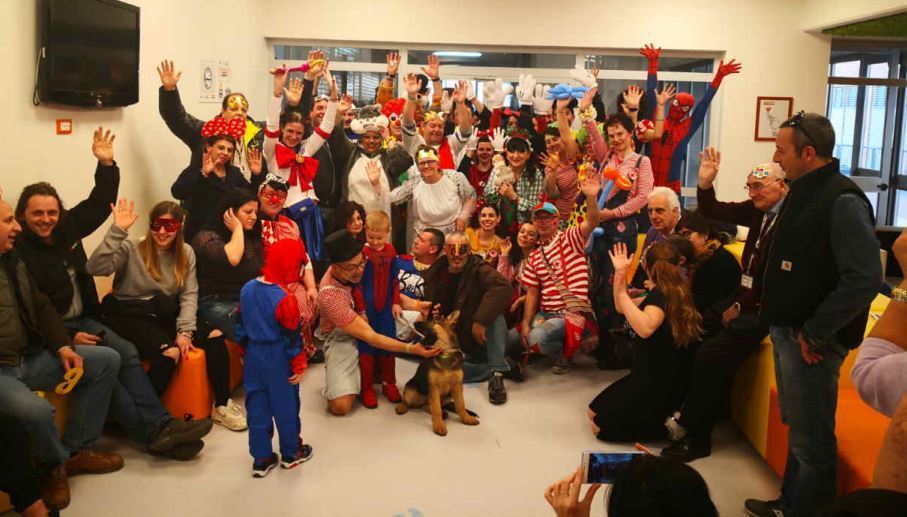 Imagen de los camioneros con los niños y familiares