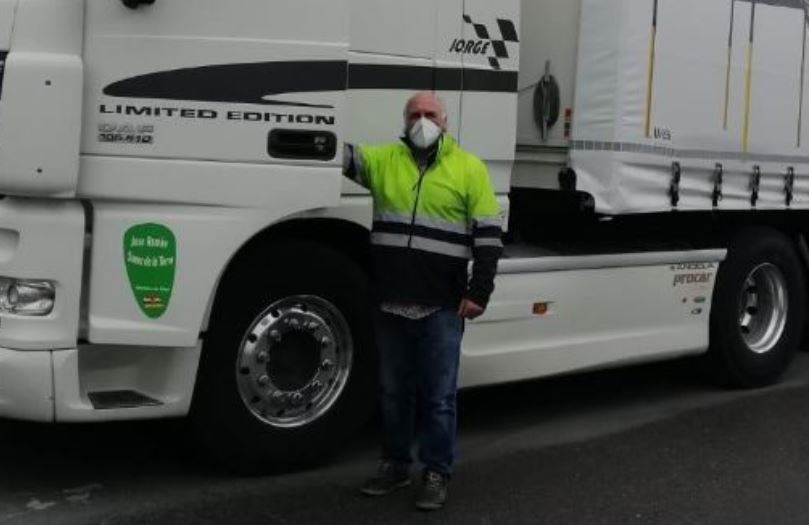 Imagen de un camionero con mascarilla