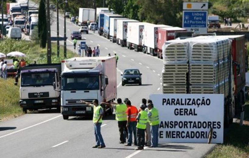 Imagen de una huelga de camioneros en Portugal