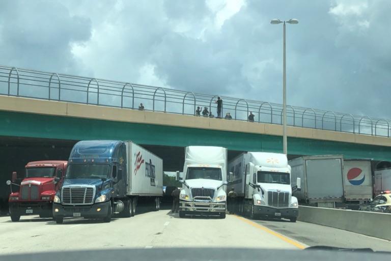 Imagen de los camiones alineados bajo el puente