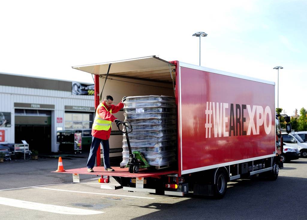 Camionero cargando el camión.