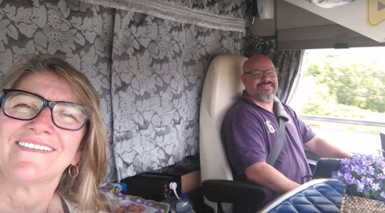 Una pareja de camioneros que viajan juntos