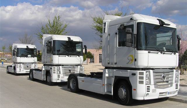 Tres camiones de la misma empresa,