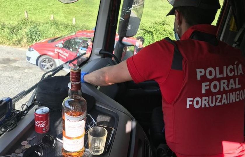 Agente de la Foral inspeccionando uno de los 3 camiones inmovilizados