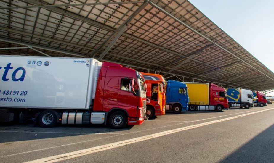 imagen de camiones estacionados