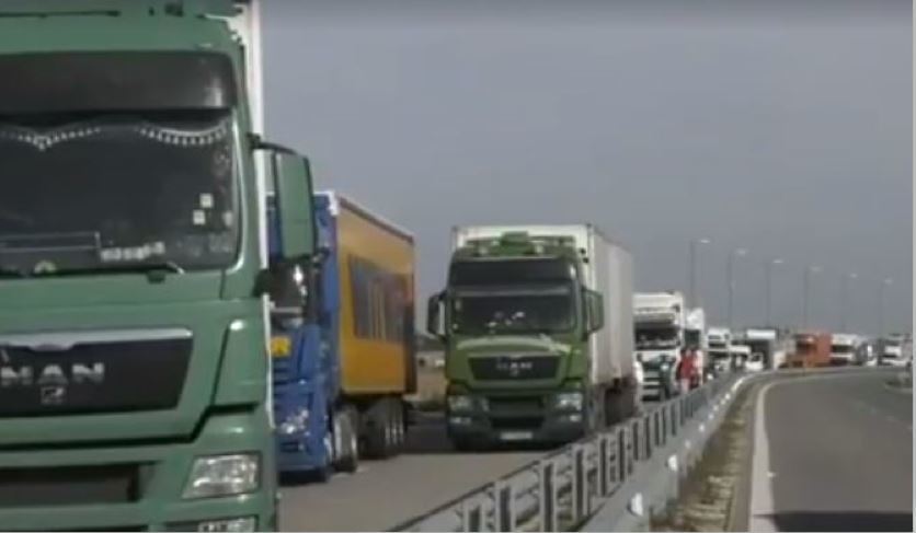 Imagen de camiones en una carretera búlgara