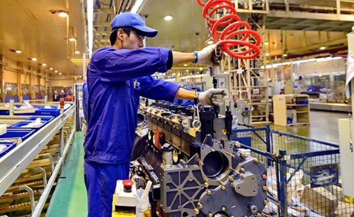 Un trabajador de la fábrica china