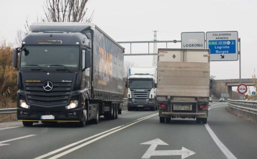 Camiones circulando por la N-232