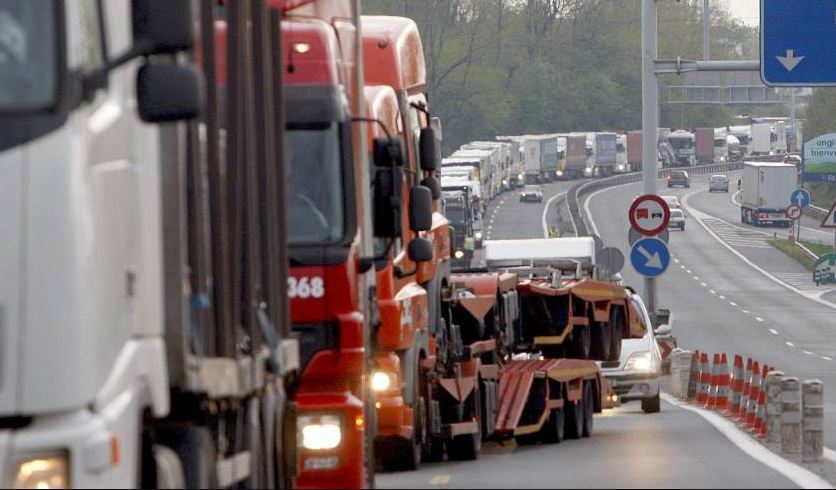 Camiones circulando por una carretera vasca