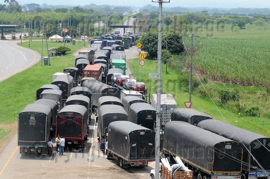 VILLA RICA - COLOMBIA - 06-03-2013: Cientos de camiones se encuentran estacionados en la carretera Panamericana en la población de Villa Rica al norte del departamento del Cauca, marzo 06 de 2013. La vía Panamericana en el sur del país se encuentra bloqueda en varios sitios, obstaculizando la movilización de vehículos, causando desabastecimiento de alimentos y aislamiento, el paro de caficultores lleva más de una semana (Foto: VizzorImage / Luis Ramírez / Staff). Hundreds of trucks are parked on the Panamerican highway in the town of Villa Rica in northern Cauca, March 6, 2013. The Panamerican Highway in the south of the country is blocked in several places, causing food shortages and isolation, unemployment of farmers takes more than a week (Photo: VizzorImage / Luis Ramirez / Staff) VILLA RICA - COLOMBIA - 06-03-2013: Cientos de camiones se encuentran estacionados en la carretera Panamericana en la población de Villa Rica al norte del departamento del Cauca, marzo 06 de 2013. La vía Panamericana en el sur del país se encuentra bloqueda en varios sitios, obstaculizando la movilización de vehículos, causando desabastecimiento de alimentos y aislamiento, el paro de caficultores lleva más de una semana (Foto: VizzorImage / Luis Ramírez / Staff). Hundreds of trucks are parked on the Panamerican highway in the town of Villa Rica in northern Cauca, March 6, 2013. The Panamerican Highway in the south of the country is blocked in several places, causing food shortages and isolation, unemployment of farmers takes more than a week (Photo: VizzorImage / Luis Ramirez / Staff)