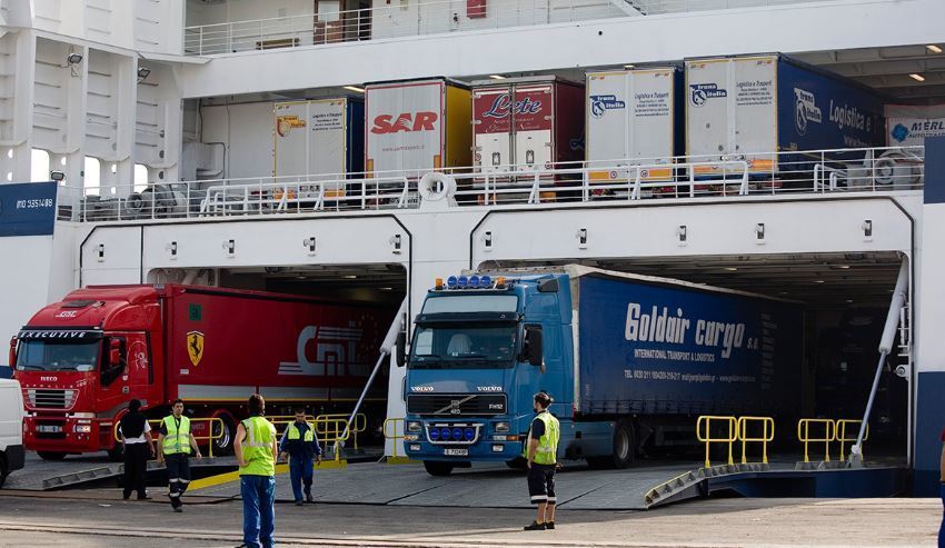 Camiones saliendo de un barco