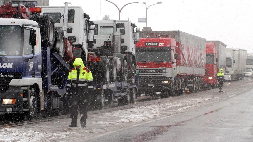 Camiones parados por el temporal de nieve