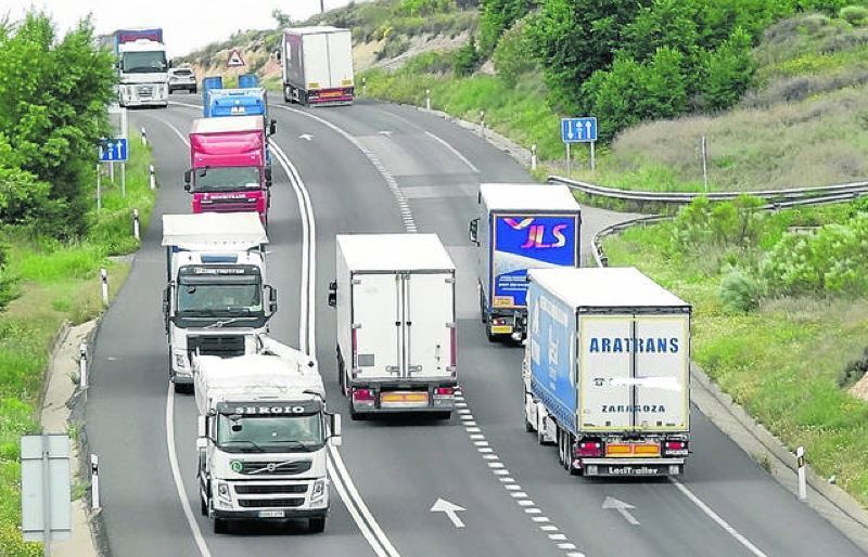 Camiones circulando por la N-II