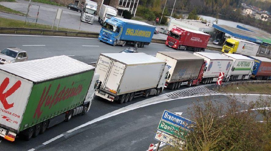 Imagen de camiones en una retención en Italia