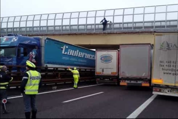 Imagen de los camiones colocados debajo del puente en la A-22