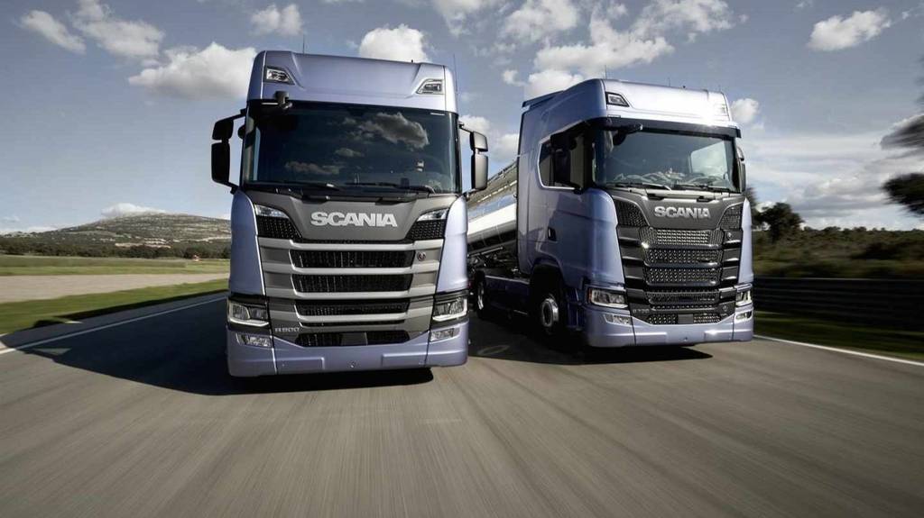 Dos camiones Scania en carretera