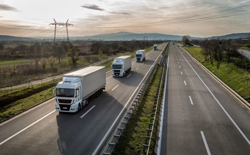 Imagen de camiones en una carretera
