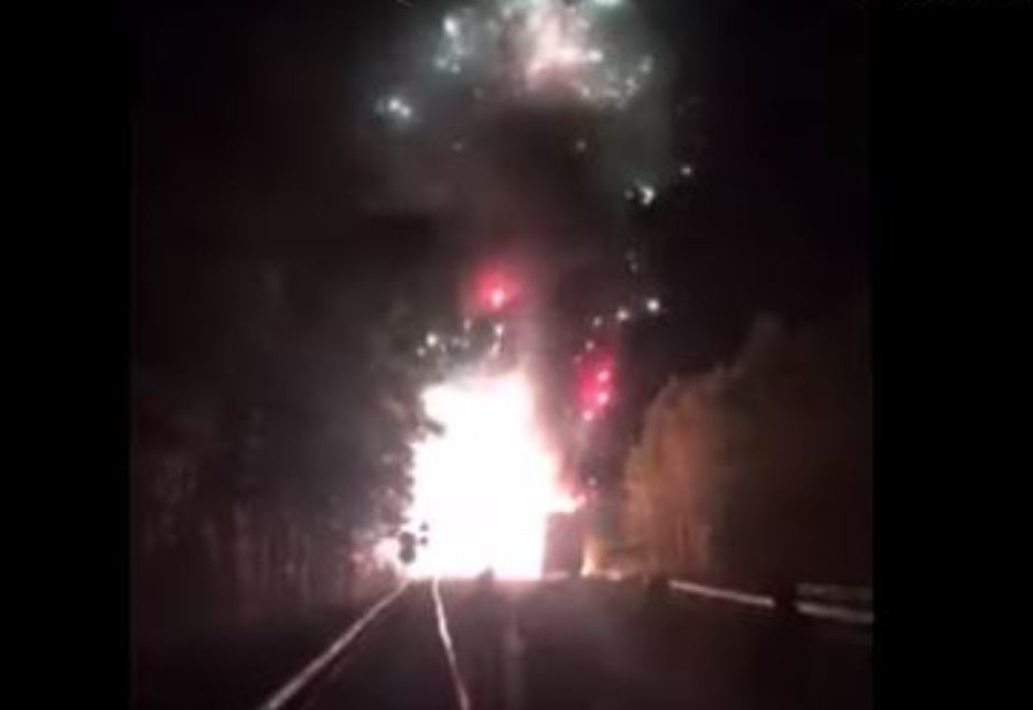 Imagen del camión ardiendo