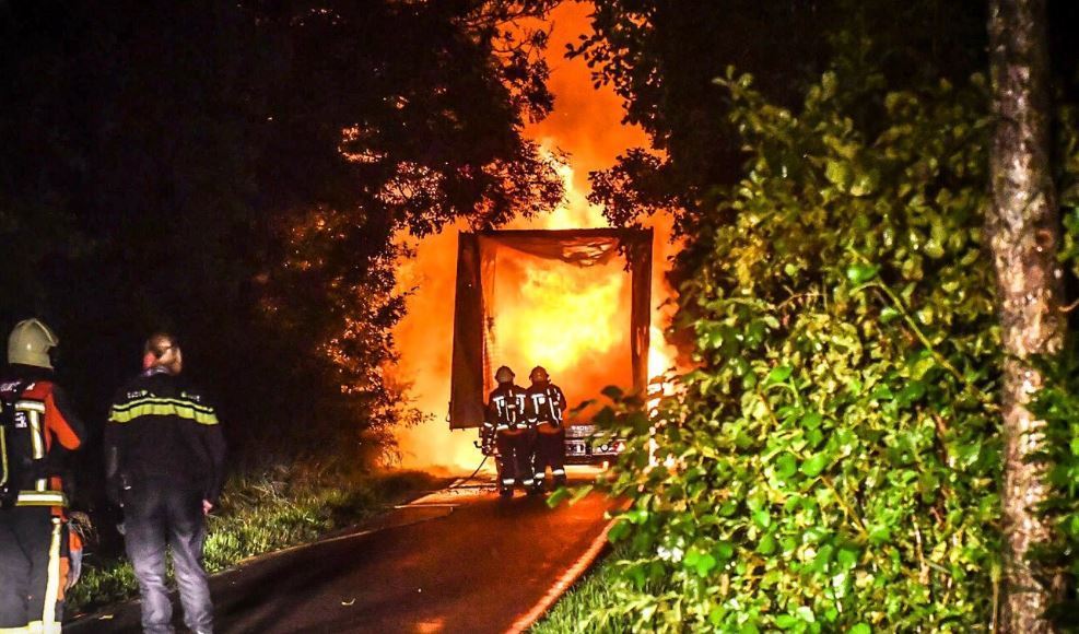 Imagen del camión robado ardiendo