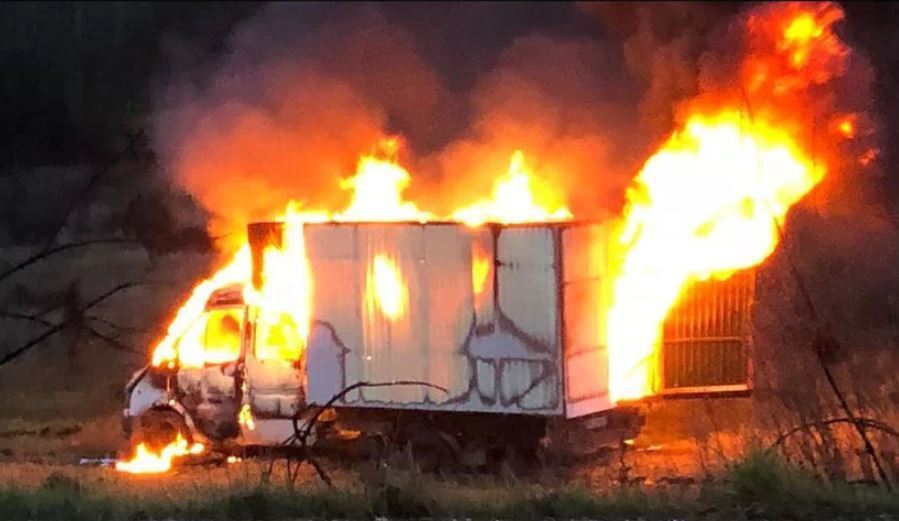 Imagen del camión ardiendo