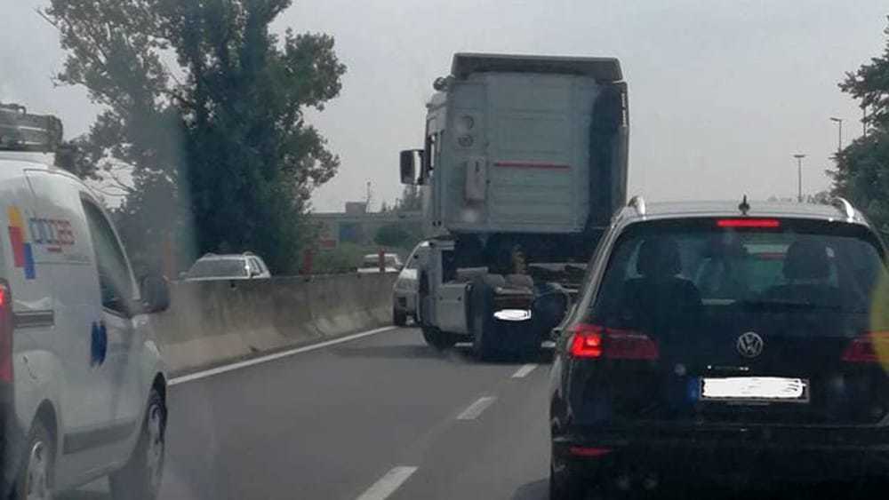 Imagen del camión interceptando el coche que circulaba en sentido contrario