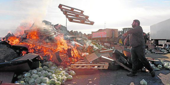 HOR111 ARLES (FRANCIA) 02/02/2016.- Agricultores y ganaderos franceses bloquean la autopista cercana a ciudad de Arles durante una protesta contra la caída de los precios de los productos lácteos y la carne, en Francia, hoy, 2 de febrero de 2016. EFE/Guillaume Horcajuelo