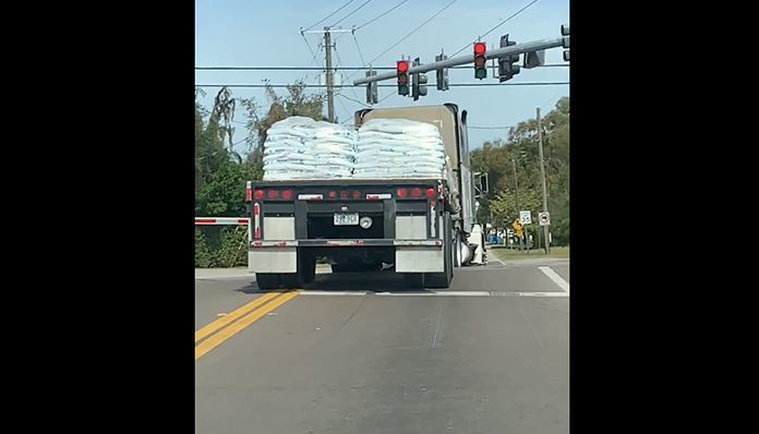 Imagen del camión cruzando el paso a nivel