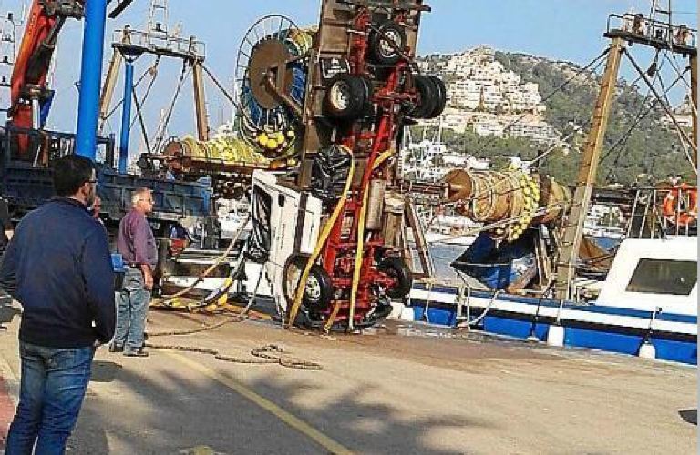 Una grúa consiguió sacar el camión del mar