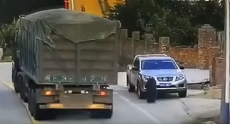 Momento en el que impacta uno de los neumáticos contra el coche
