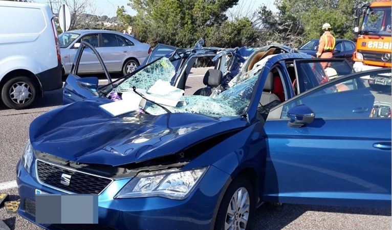 Imagen en el que ha quedado el coche despues del accidente