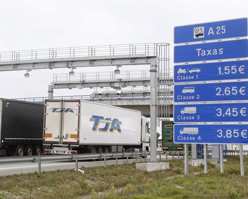 Camión circulando por una autopista portuguesa