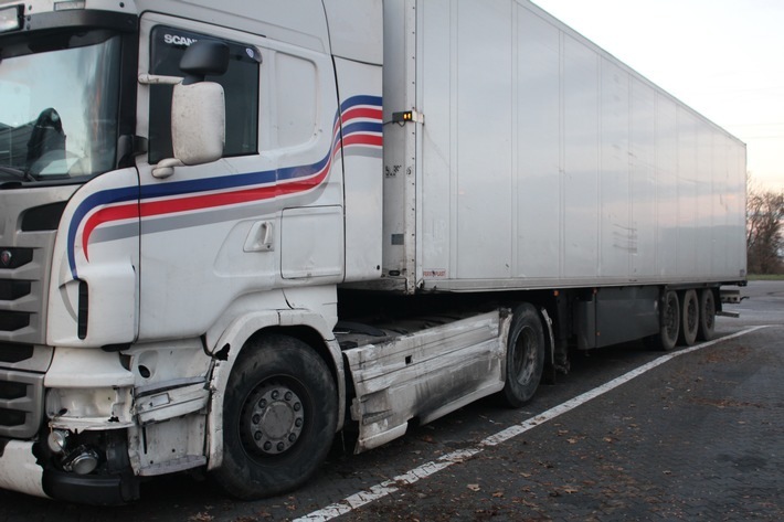 Estado del camión tras invadir la mediana de la autopista,