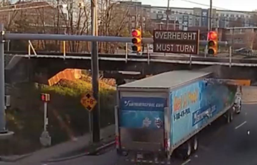 Imagen del camión atrapado en el "abrelatas"