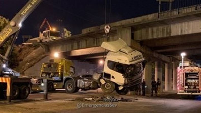 Servicio de grúa retirando el camión siniestrado