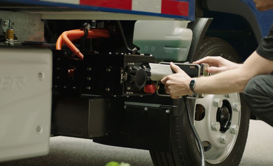 Un camión eléctrico Mercedes Benz recargando