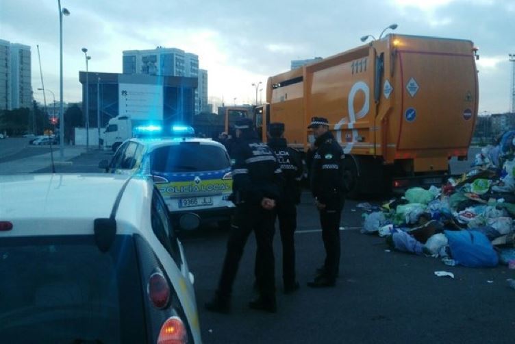 Camión de la basura donde fue localizado una persona que dormía en un contenedor
