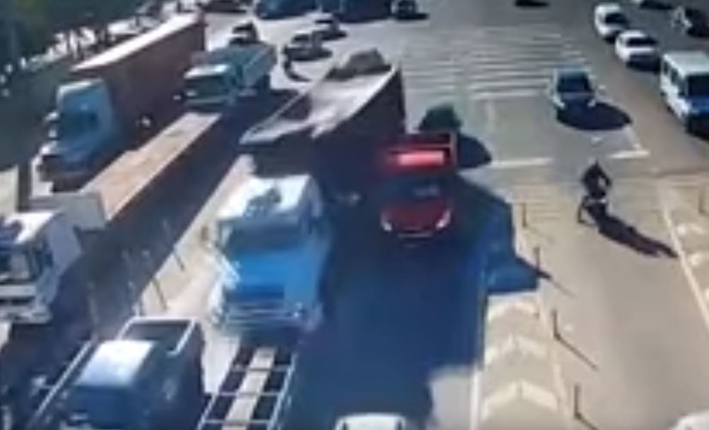 Momento en el que el camión colisiona contra el muro