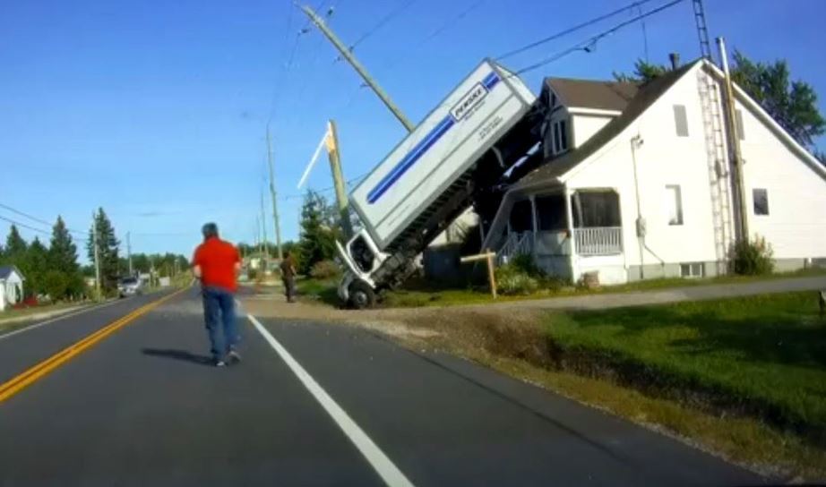 Imagen del camión sobre el tejado de la casa