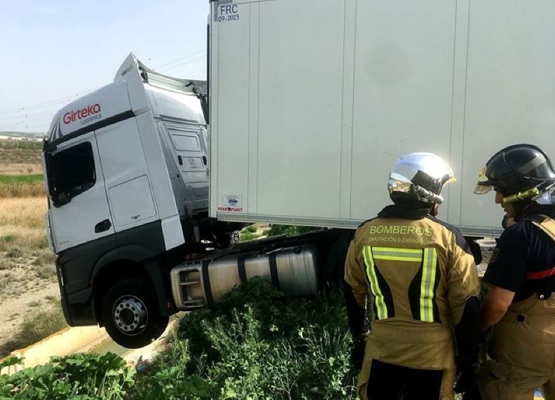 Rescatado el camionero cuando estaba a punto de caer por un talud