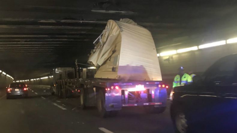 Estado en el que quedó el contenedor en el túnel de Boston,