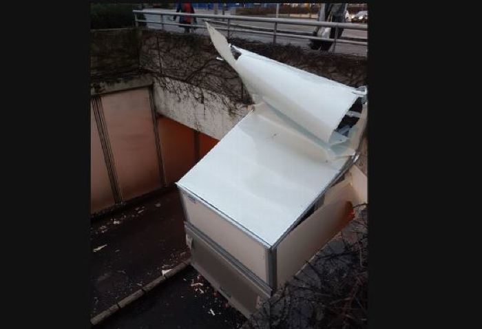 Imagen de como quedó el camión al intentar pasar por el túnel
