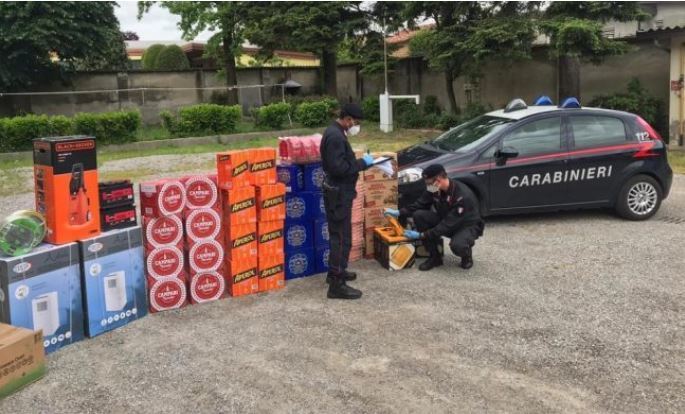 Imagen de los Carabinieri con la mercancía robada