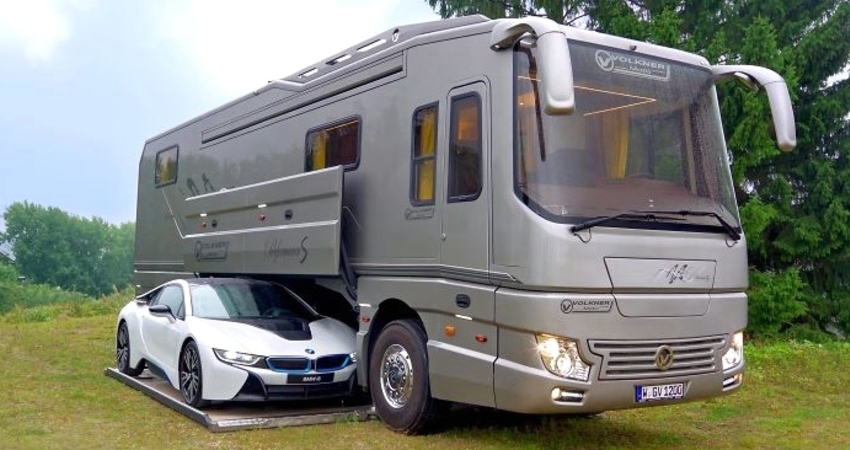 Imagen de la autocaravana y su garaje para coche