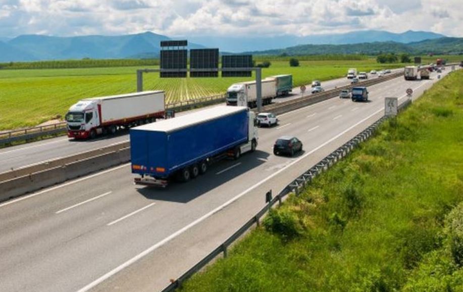 Imagen de camiones en carretera