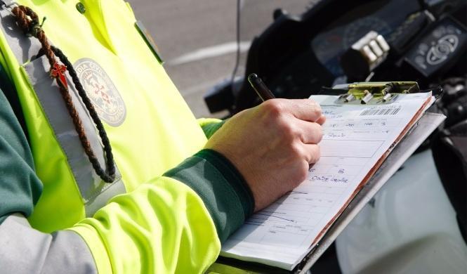 Guardia Civil redactando una multa