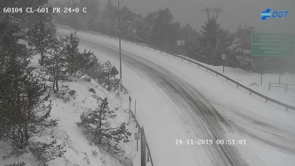 Imagen de una carretera nevada de Segovia