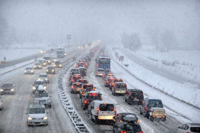 Imagen de una carretera en invierno